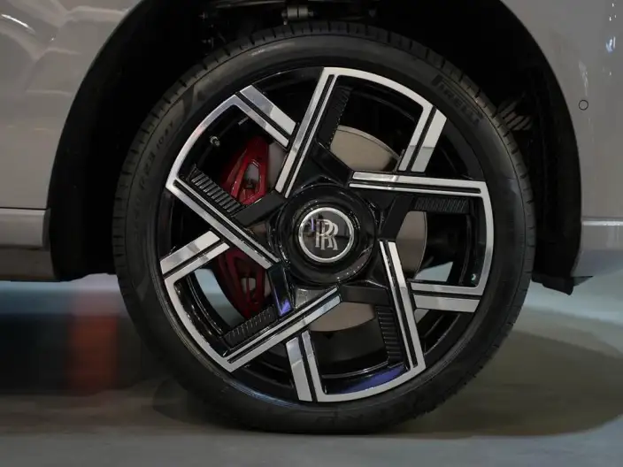 Cullinan 2025 Model Series II Black Badge – фото 5