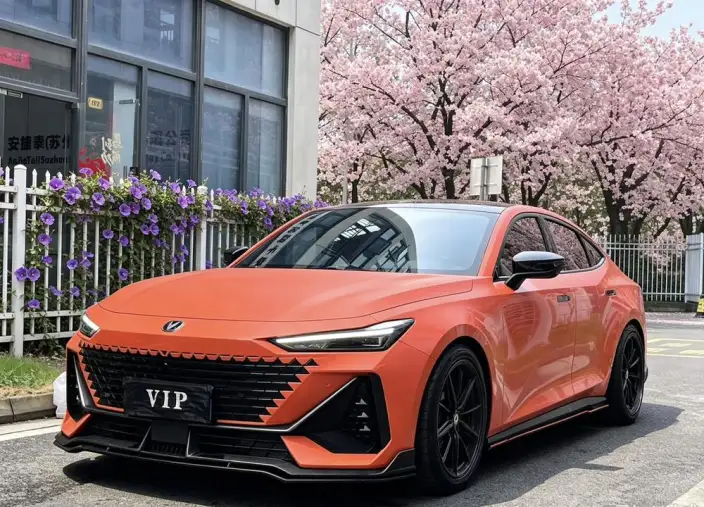 Changan UNI-V 2023 Model 1.5T Exclusive Model – фото 1