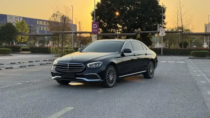 Mercedes-Benz E-Class 2023 Model E 260 L sedan – фото 1