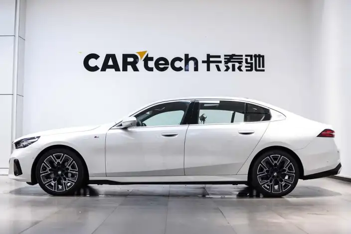 BMW 5 Series 2025 Model 530Li Exclusive Model M Sports Set – фото 3