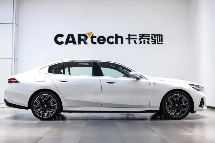 BMW 5 Series 2025 Model 530Li Exclusive Model M Sports Set – фото 6