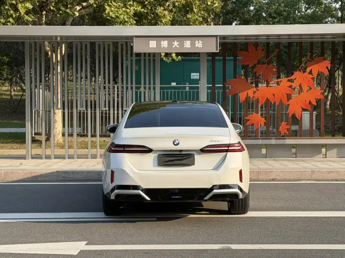 BMW 5 Series 2025 Model Facelift 525Li M Sports Set – фото 5