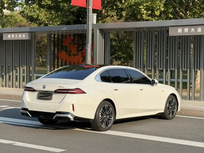 BMW 5 Series 2025 Model Facelift 525Li M Sports Set – фото 6