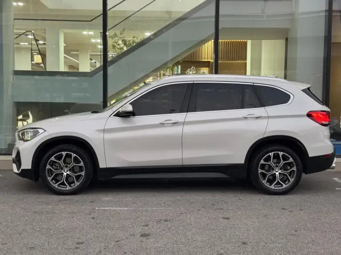 BMW X1 2022 Model sDrive25Li Leading Model – фото 3