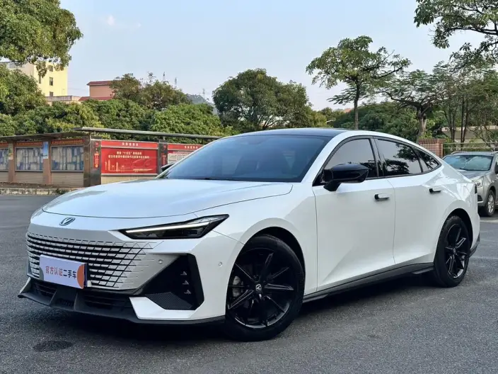 Changan UNI-V 2023 Model 1.5T Exclusive Model – фото 1