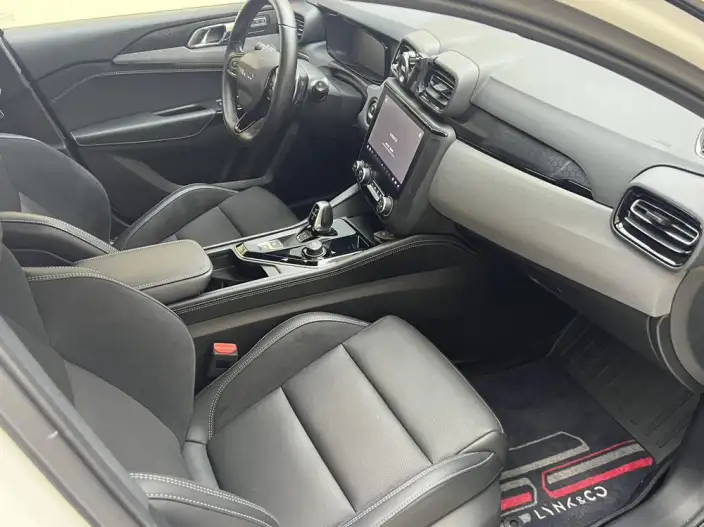 Lynk & Co 02 Hatchback 2022 Model 2.0TD Hatchback Pro – фото 9