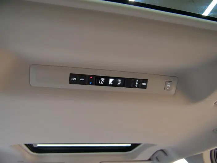 Granvia 2023 Model Intelligent Hybrid 2.5L Deluxe Edition – фото 9