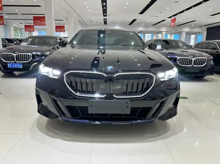 BMW 5 Series 2026 Model 525Li M Sports Set – фото 2