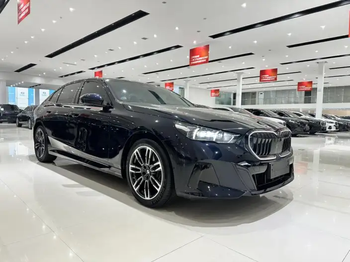 BMW 5 Series 2026 Model 525Li M Sports Set – фото 3