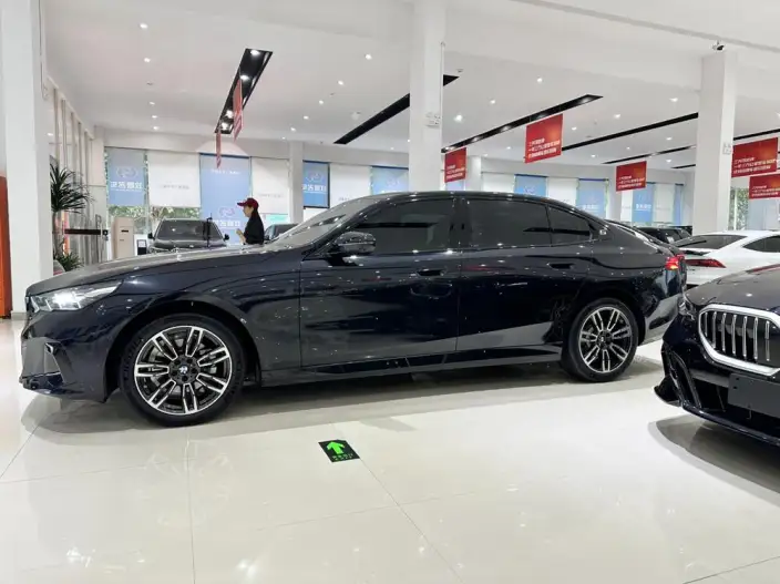 BMW 5 Series 2026 Model 525Li M Sports Set – фото 4