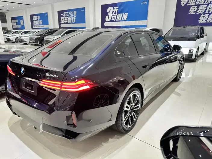 BMW 5 Series 2026 Model 525Li M Sports Set – фото 6