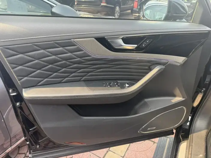 Hongqi HS5 2022 Model 2.0T Smart Flag Enjoy Edition – фото 10