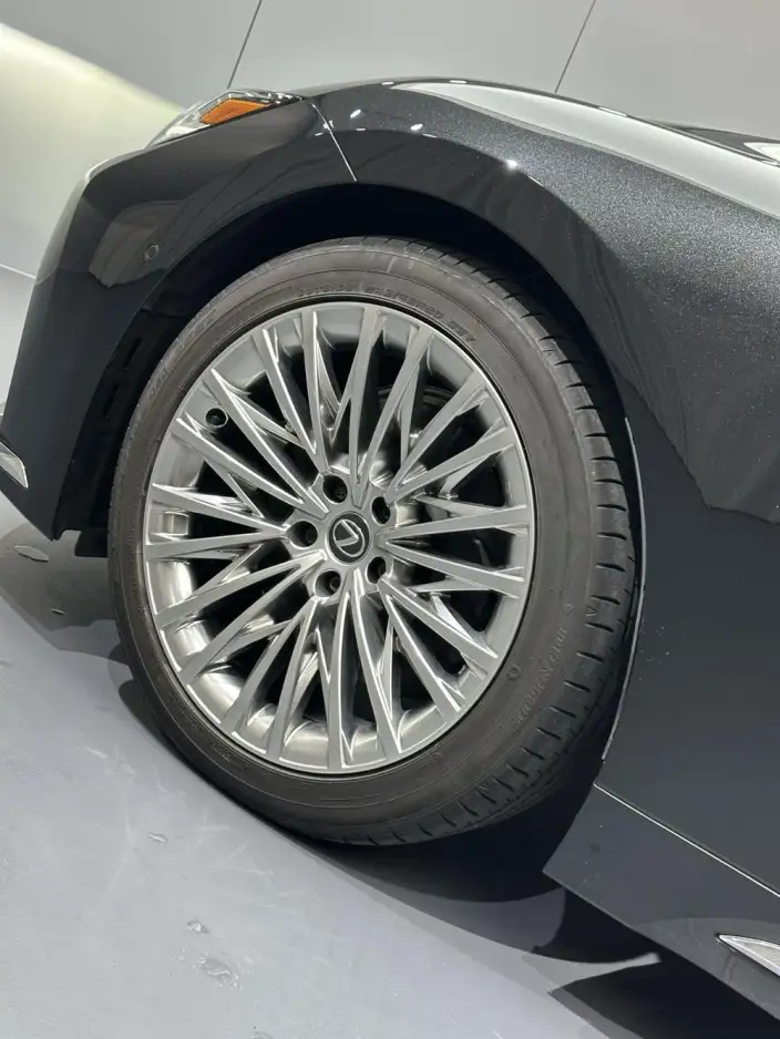 Lexus LS 2024 Model 500h Executive Edition – фото 7