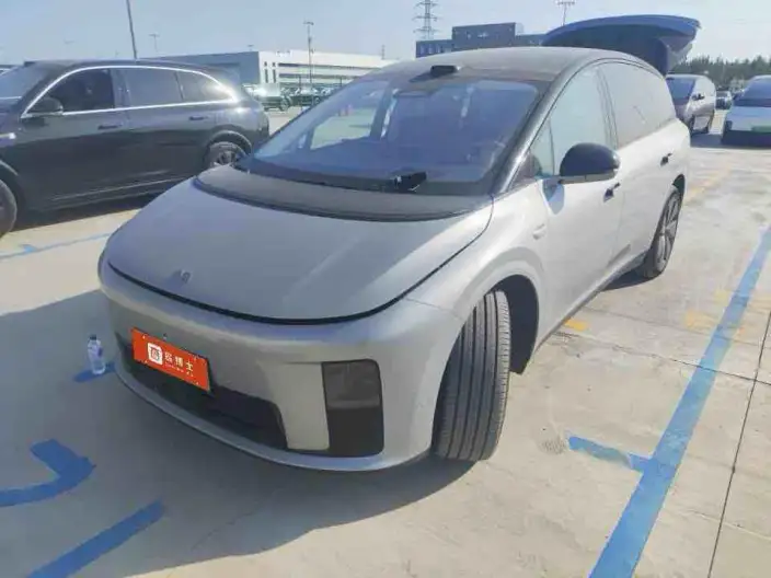 Li Auto i8 2025 Model Standard Edition – фото 1