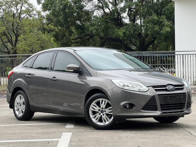 Ford Focus 2012 Sedan 1.6L Manual Comfort – фото 3