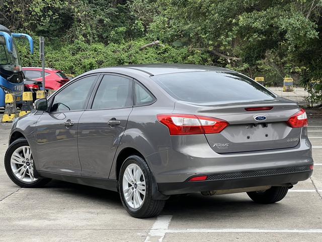 Ford Focus 2012 Sedan 1.6L Manual Comfort – фото 4