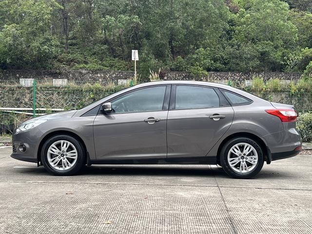 Ford Focus 2012 Sedan 1.6L Manual Comfort – фото 5