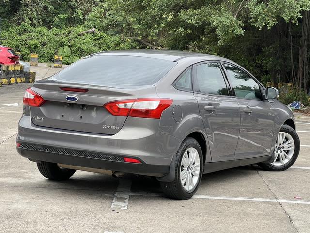 Ford Focus 2012 Sedan 1.6L Manual Comfort – фото 6