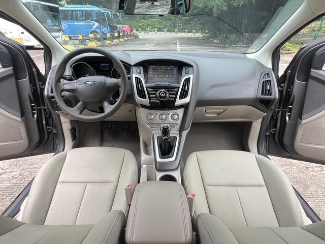 Ford Focus 2012 Sedan 1.6L Manual Comfort – фото 9