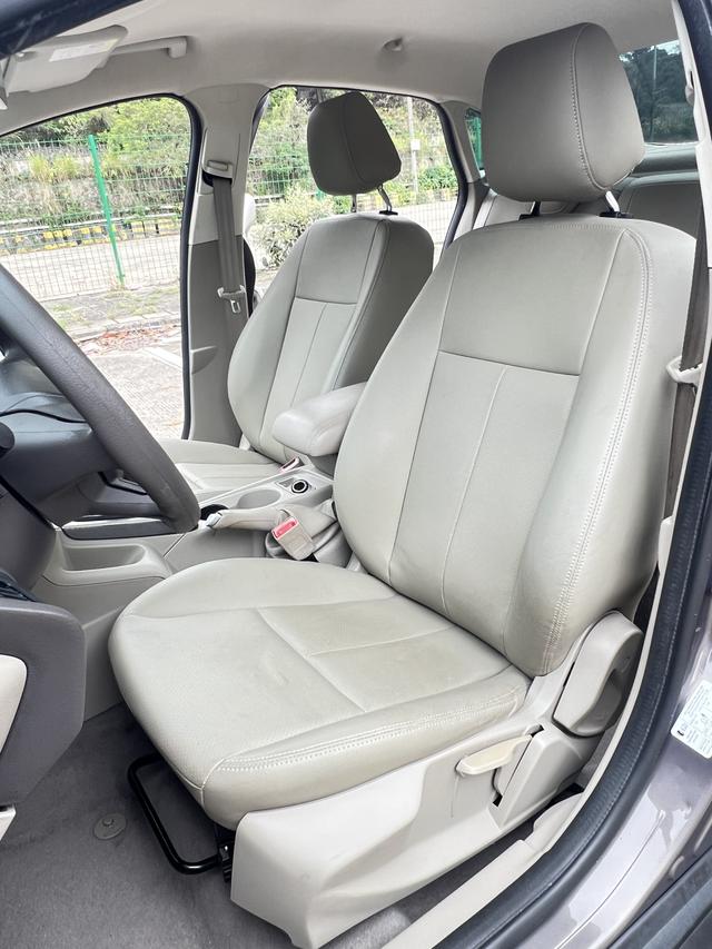 Ford Focus 2012 Sedan 1.6L Manual Comfort – фото 10