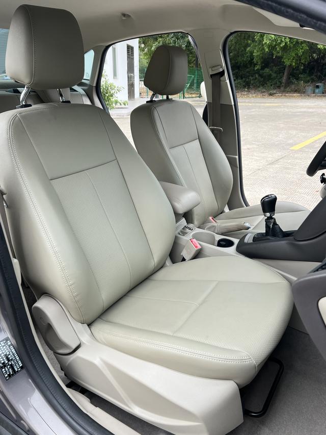 Ford Focus 2012 Sedan 1.6L Manual Comfort – фото 11