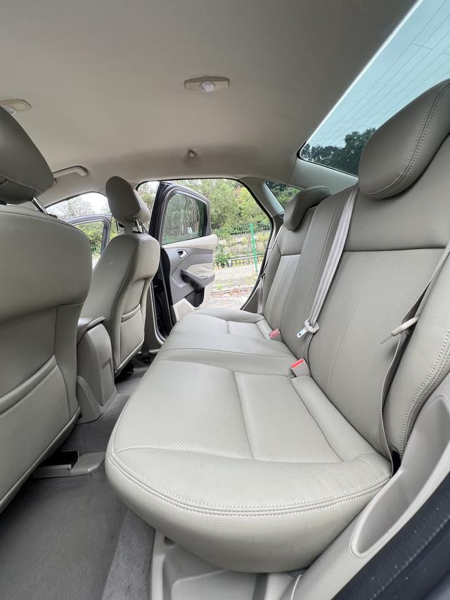 Ford Focus 2012 Sedan 1.6L Manual Comfort – фото 12