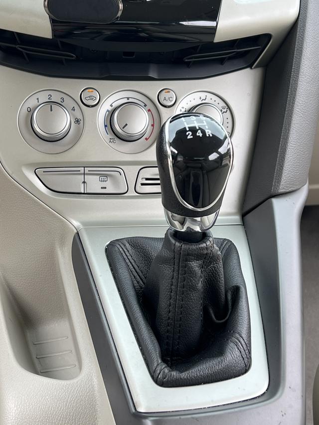 Ford Focus 2012 Sedan 1.6L Manual Comfort – фото 15