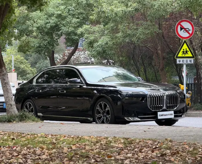 BMW 7 Series 2023 Model 735Li Luxury Set – фото 3