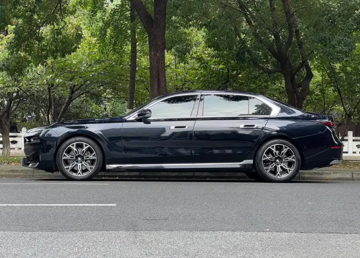 BMW 7 Series 2023 Model 735Li Luxury Set – фото 4