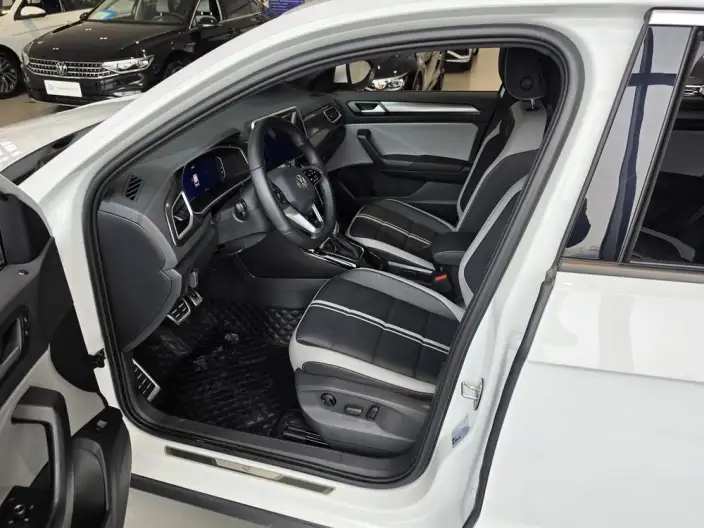 Volkswagen T-Roc 2023 Model 300TSI DSG Chenguang Edition – фото 9
