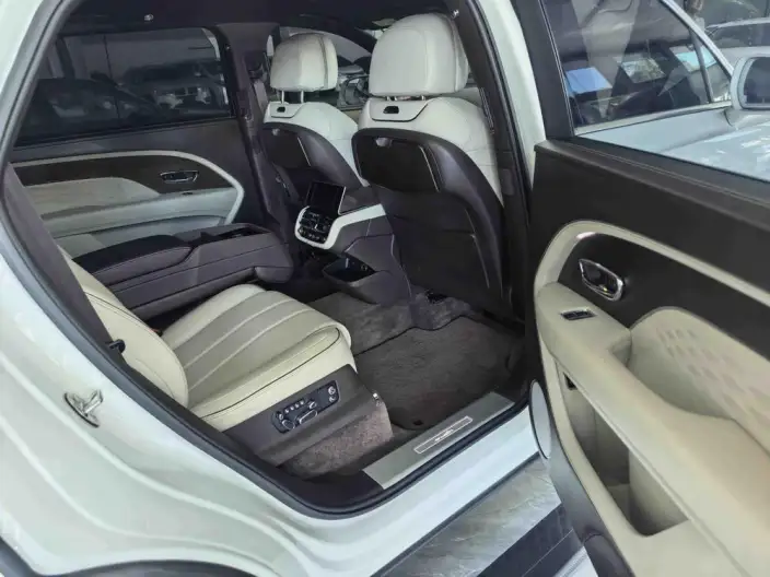 Bentayga 2023 Model 4.0T V8 Long wheelbase Yadu Edition – фото 7