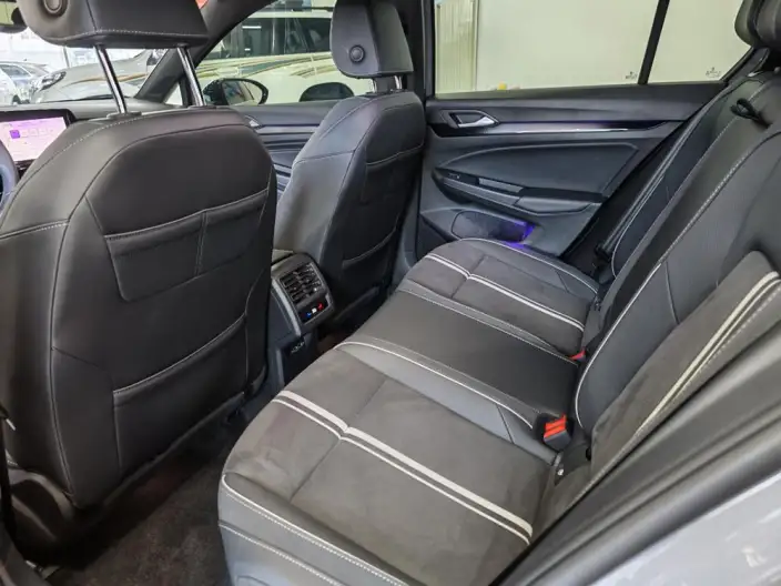 Volkswagen Golf 2023 Model 280TSI DSG R-Line Lite – фото 9