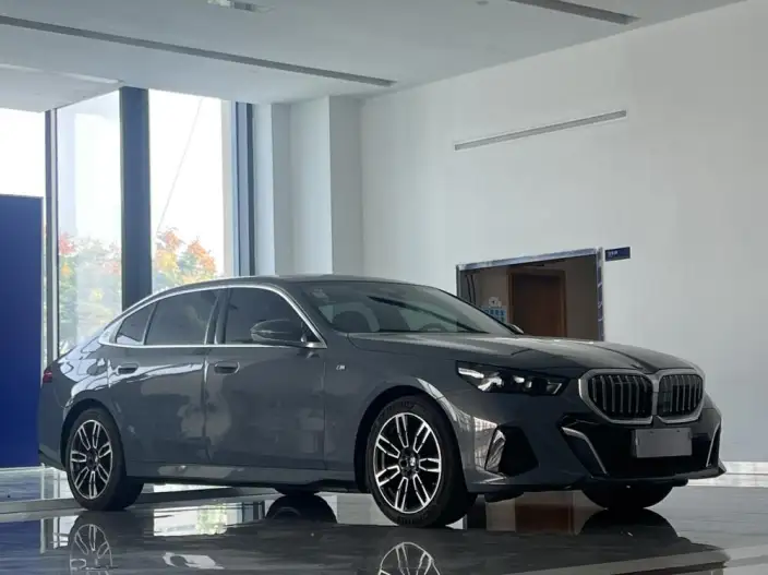BMW 5 Series 2024 Model 525Li M Sports Set – фото 3