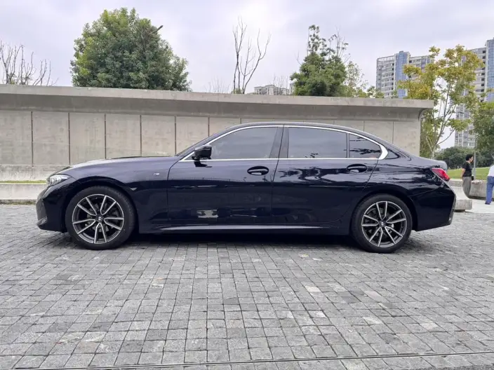 BMW 3 Series 2025 Model 325i M Sports Set – фото 4