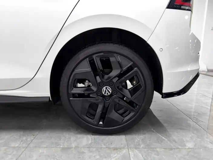 Volkswagen Golf 2025 Model 300TSI R-Line – фото 9