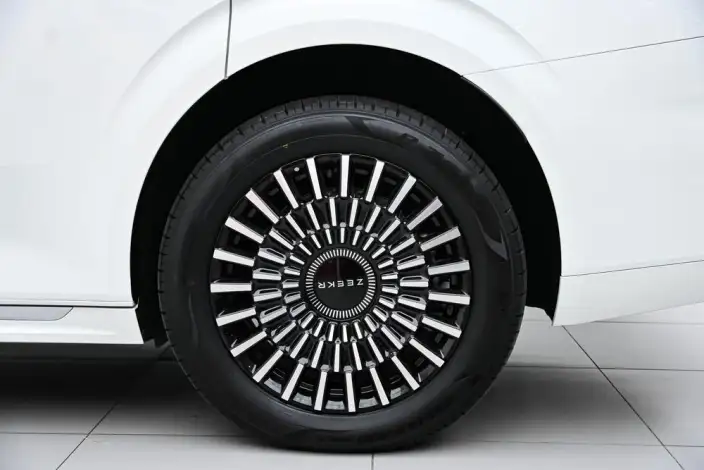 ZEEKR 009 2024 Model VI seat Executive Edition 4WD 108kWh – фото 9