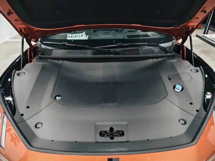 **Lynk & Co Z10** 2025 Model 95kWh 702km 4WD Halo – фото 9