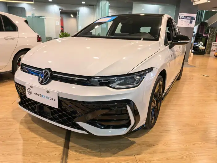 Volkswagen Golf 2025 Model 300TSI R-Line – фото 1