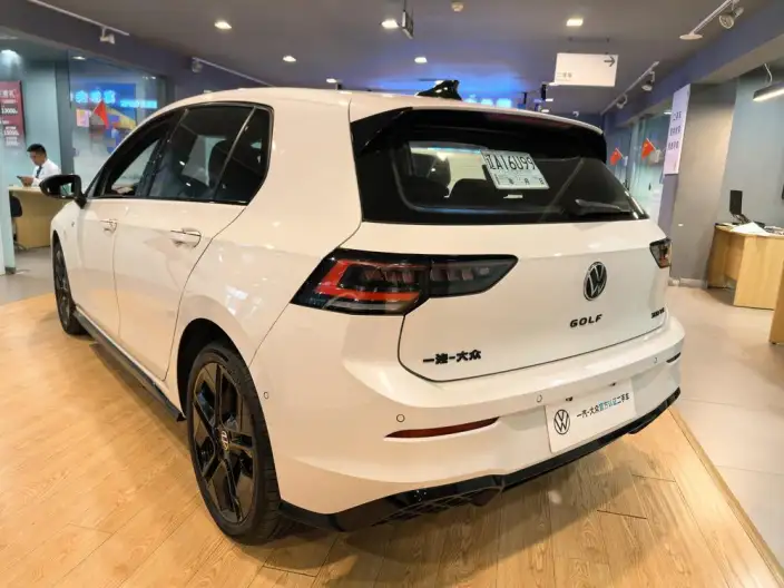 Volkswagen Golf 2025 Model 300TSI R-Line – фото 3