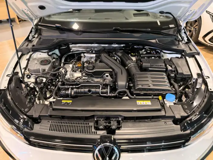 Volkswagen Golf 2025 Model 300TSI R-Line – фото 6