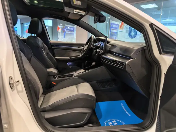 Volkswagen Golf 2025 Model 300TSI R-Line – фото 8