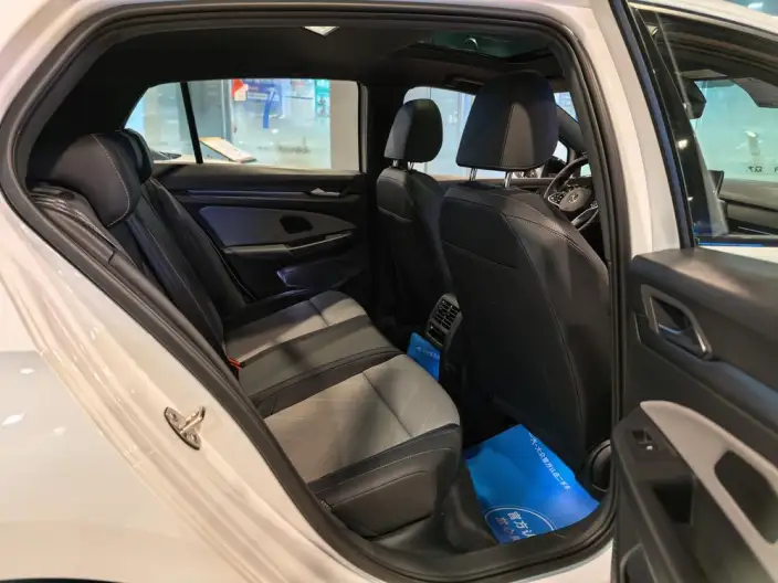 Volkswagen Golf 2025 Model 300TSI R-Line – фото 9