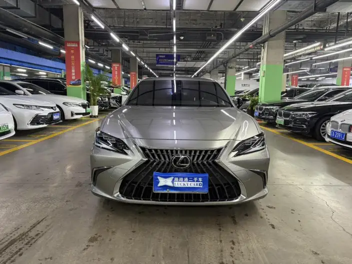 Lexus ES 2022 Model 300h Superior Edition