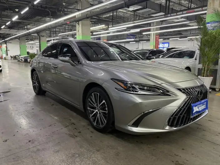Lexus ES 2022 Model 300h Superior Edition