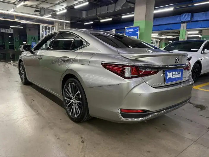 Lexus ES 2022 Model 300h Superior Edition