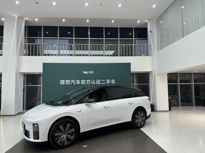 Li Auto i6 2025 Model 4WD Standard Edition – фото 1