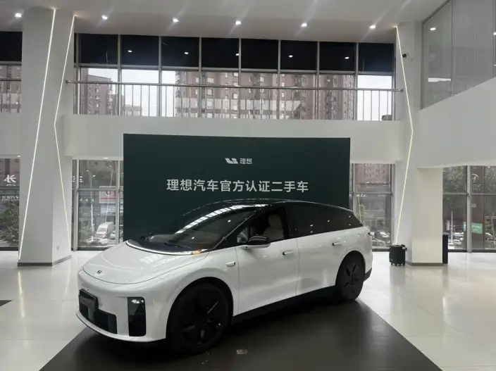Li Auto i6 2025 Model 4WD Standard Edition – фото 1