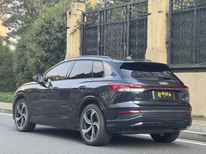 Audi Q4 e-tron 2023 Model 40 e-tron Genesis Night Edition – фото 4