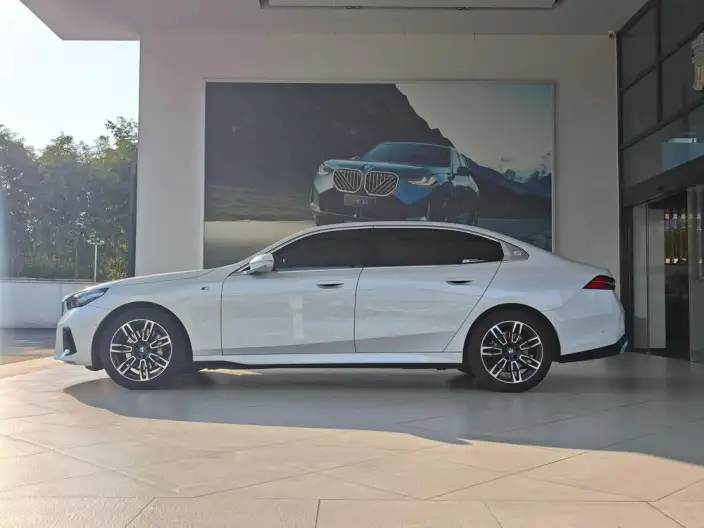BMW 5 Series 2024 Model 530Li Leading Model M Sports Set – фото 3