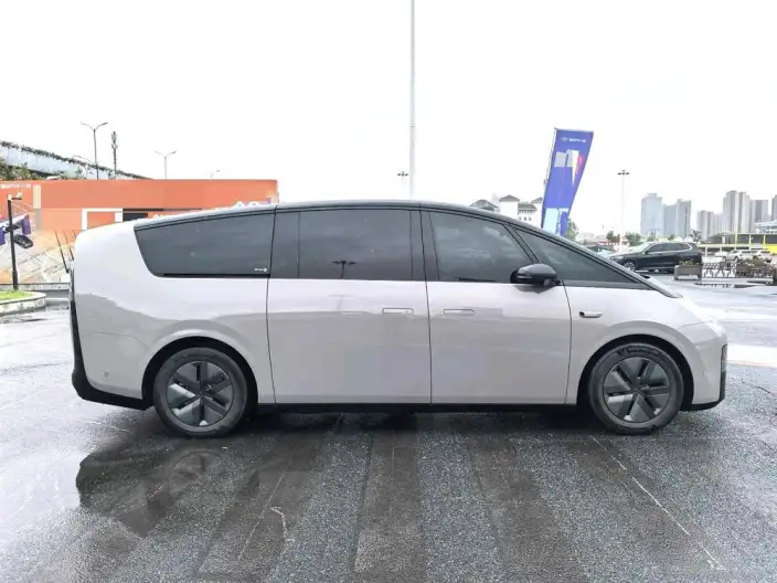 Li Auto MEGA 2024 Model Ultra Edition – фото 7